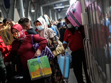 Pemudik tiba di Stasiun Senen, Jakarta, Minggu (23/5/2021). Plt Kepala Dinas Dukcapil DKI Budi Awaludin mencatat hingga hari Sabtu, 22 Mei 2021, atau sepekan arus balik Lebaran, jumlah warga yang tiba di Jakarta sudah mencapai angka 27.160 orang. (Liputan6.com/Johan Tallo)