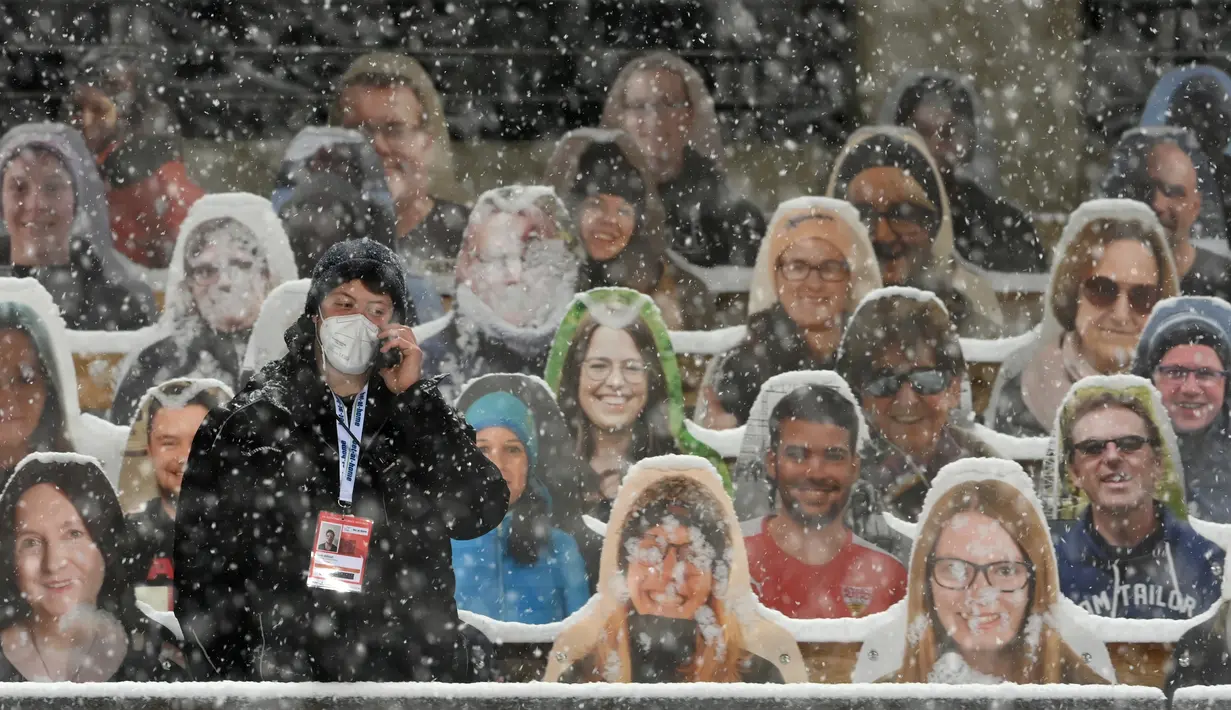 Entah sampai kapan para penggemar fanatik dapat menyemangati secara langsung atlet kesayangan mereka dari dalam stadion. (Foto: AFP/Christof Stache)