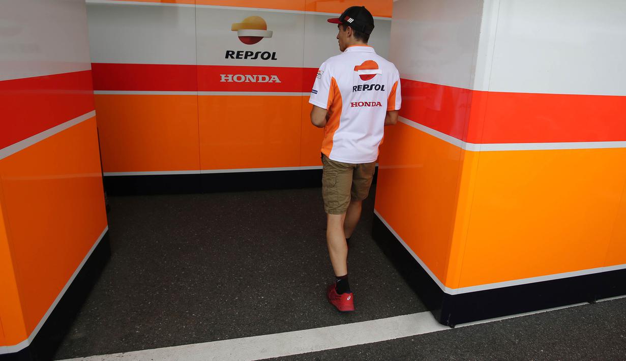 Pebalap Honda Repsol, Marc Marquez, mengecek kondisi paddock di Sirkuit Motegi, Tochigi Prefecture, Kamis (12/10/2017). MotoGP Jepang akan bergulir pada Minggu ini. (AP/Shizuo Kambayashi)