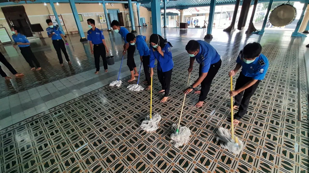 Membersihkan Masjid Untuk Cegah Penularan Corona
