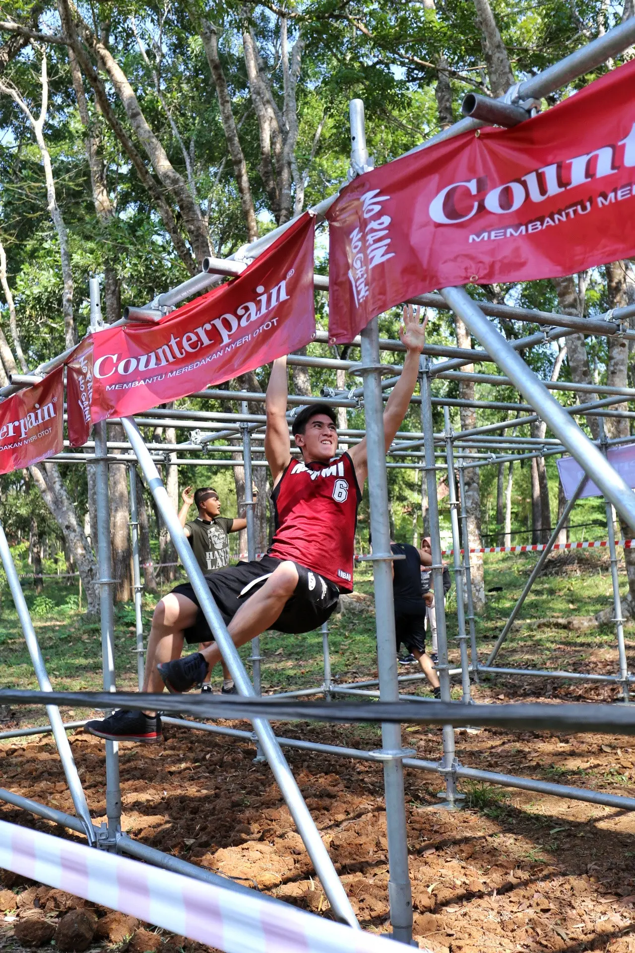Verrell Bramasta sangat antusias mengikuti berbagai tantangan di ajang Counterpain Mud Warrior, (Adrian Putra/Bintang.com)