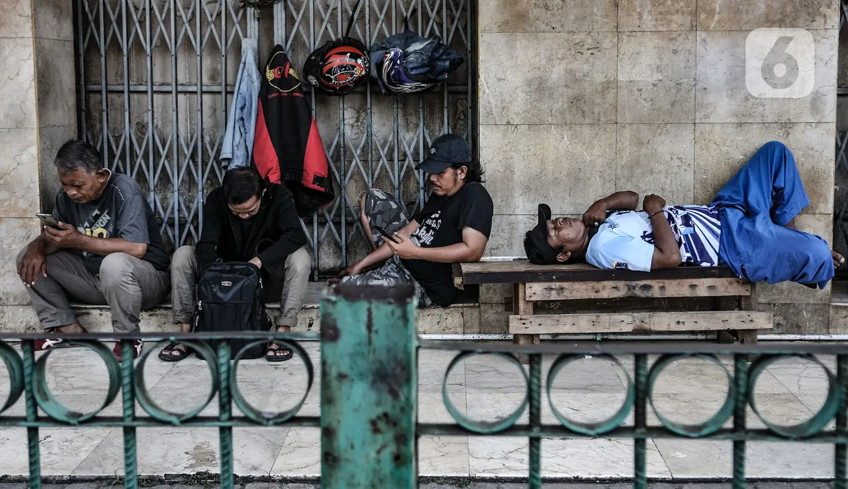 Warga menghabiskan waktu di permukiman di Jakarta, Kamis (12/11/2020). BPS mencatat periode Agustus 2020 angka pengangguran mengalami peningkatan sebanyak 2,67 orang akibat wabah Covid-19 sehingga jumlah keseluruhan pengangguran di Indonesia menjadi 9,77 juta orang. (merdeka.com/Iqbal S. Nugroho)