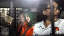 Gubernur Sumatera Utara Gatot Pujo Nugroho dan istrinya, Evi memasuki mobil tahanan seusai diperiksa KPK, Jakarta, Selasa (25/8/2015). Keduanya diperiksa sebagai saksi dalam kasus dugaan korupsi dana bansos di Sumatera Utara. (Liputan6.com/Helmi Afandi)