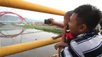 Warga mengabadikan kendaraan pemudik yang melintasi Jembatan Kali Kuto di ruas tol fungsional Batang-Semarang, Gringsing, Jateng, Rabu (13/6). Berfungsinya Jembatan ini akan memperlancar arus mudik dan arus balik Lebaran 2018. (Liputan6.com/Arya Manggala)