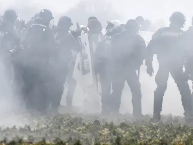 Polisi menembakan gas air mata untuk membubarkan aksi demonstrasi yang dilakukan oleh aktivis anti-nuklir di Mandres-en-Barrois, Prancis (3/3). (AFP Photo/Jean Christope Verhaegen)