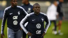 Gelandang Prancis N'Golo Kante mengikuti sesi latihan tim di Clairefontaine-en-Yvelines, barat daya Paris (8/10/2019). Prancis akan bertanding melawan Islandia di Kualifikasi Piala Eropa, Jumat (11/10/2019) di Laugardalsvöllur. (AFP Photo/Martin Bureau)