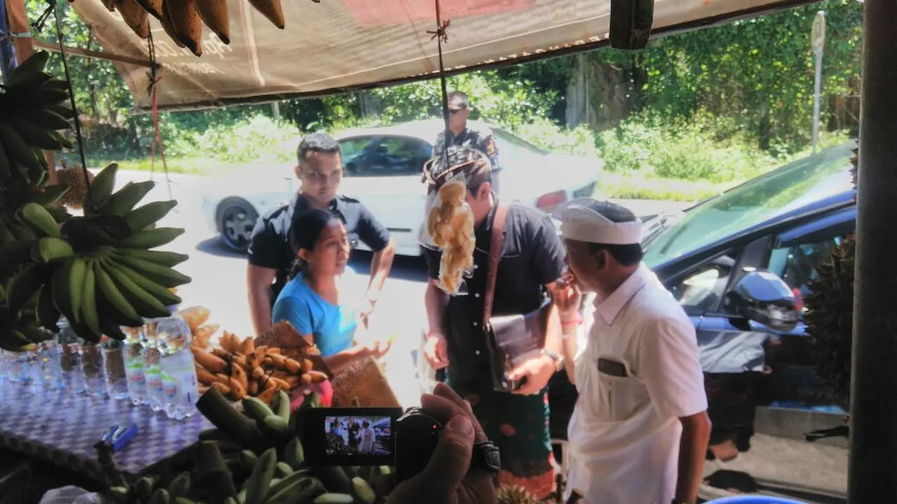 Koster dikerubuti warga yang minta foto bersama