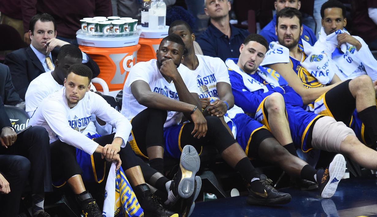 Para pemain  Golden State Warriors terlihat murung saat kalah dari Cleveland Cavaliers 120-90 pada game ke-3 NBA Finals di Quicken Loans Arena, (9/6/2016) WIB. (Mandatory Credit: David Richard-USA TODAY Sports)