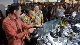 Mendag dan Menpora tampak kagum melihat mesin yang didesain transparan saat berkeliling di IIMS, JIEXpo, Jakarta, Kamis (18/9/2014) (Liputan6.com/Miftahul Hayat)