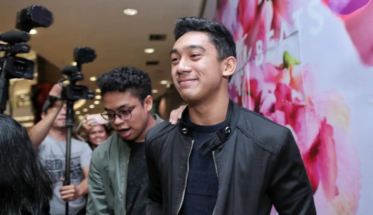 Anak artis senior Marini Zumarnis terlihat hadir dalam acara peluncuran buku Inneke & Marini's Journey: Hi Darl di Senayan City, Jakarta Selatan, Kamis (26/10/2017). Media yang penasaran lantas menghujani pertanyaan. (Adrian Putra/Bintang.com)