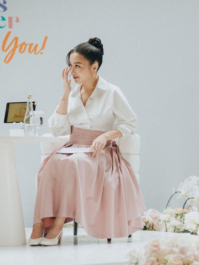 Anggun dalam Balutan Rok Satin dan Blouse Putih