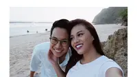Aurel Hermansyah habiskan liburan di Bali bersama keluarga dan sang kekasih. [foto: instagram/rabbanizaki]