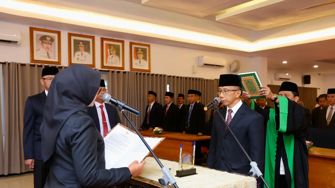 PJ Sekretaris Daerah Banyuwangi Guntur Priambodo diambil sumpah jabatanya oleh Bupati Banyuwangi Ipuk Fiestiadani (Istimewa)