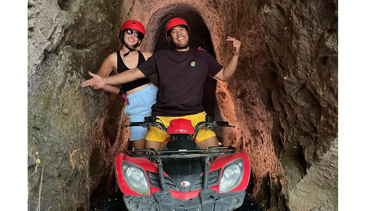 <p>Destinasi stylish juga berarti menantang, seperti menjelajah gua dengan ATV. Siapkan crop top andalan dan short terang untuk bersenang-senang. (Foto: Instagram @ramadhaniabakrie)</p>
