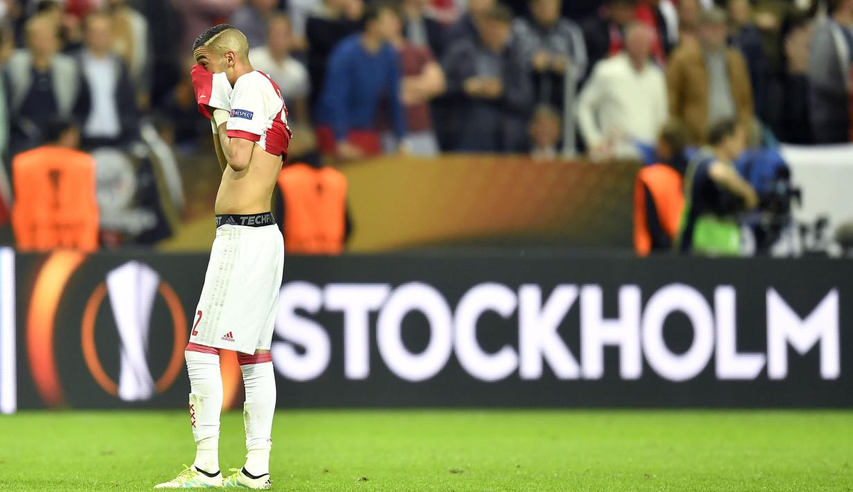 Ekspresi pemain Ajax, Hakim Ziyech  usai timnya kalah dari Setan Merah pada final Liga Europa di Friends Arena, Stockholm, Swedia, (24/5/2017). Manchester United menang 2-0. (AP/Martin Meissner)