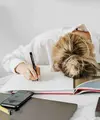 Ilustrasi Perempuan Duduk Kelelahan Akibat Bekerja Credit: Pexels.com