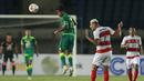Striker Persebaya Surabaya, Mochammad Supriadi (kiri) menyundul bola di depan bek Madura United, Jaimerson Xavier dalam laga matchday ke-2 Grup C Piala Menpora 2021 di Stadion Si Jalak Harupat, Bandung, Minggu (28/3/2021). (Bola.com/M Iqbal Ichsan)