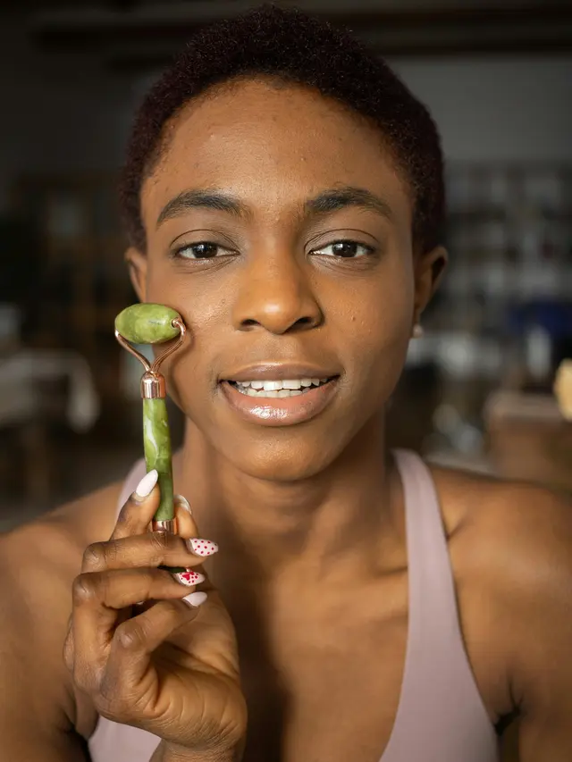 3. Lakukan Gerakan Memijat dengan Tekanan Lembut