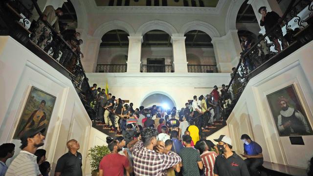 FOTO: Ribuan Pengunjuk Rasa Serbu Kediaman Resmi Presiden Sri Lanka