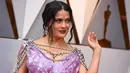 Aktris Salma Hayek berpose untuk fotografer setibanya di karpet merah ajang Piala Oscar 2018 atau Academy Award ke-90 di Dolby Theatre, Los Angeles, Minggu (4/3). Penampilan Salma Hayek di karpet merah terlihat super glamor. (Jordan Strauss/Invision/AP)