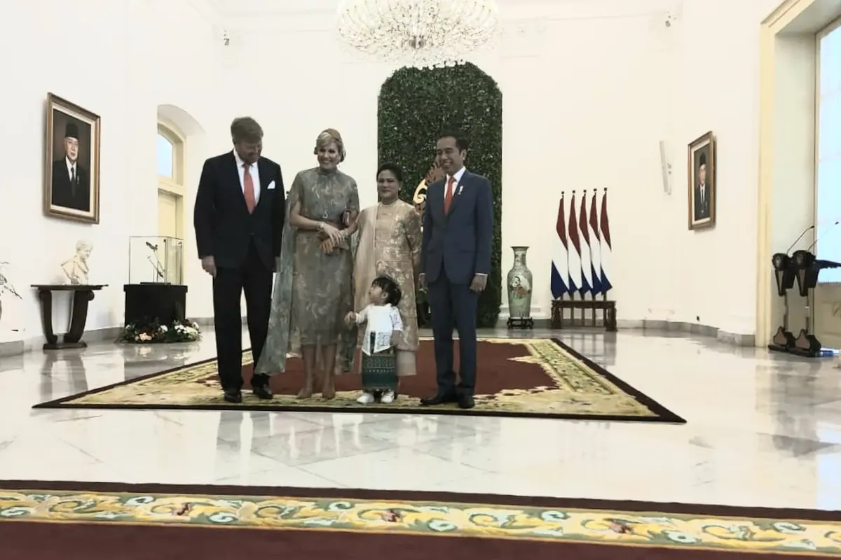 Sedah Mirah mengenakan kebaya bewarna putih dan kain batik ikut menyambut Raja dan Ratu Belanda dari halaman Istana Bogor.