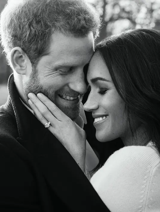 Pangeran Harry dan tunangannya aktris AS Meghan Markle saat berpose di Frogmore House di Windsor (21/12). Pertunangan Harry dan Markle di gelar pada 27 November lalu dan akan melangsungkan pernikahan 19 Mei 2018. (AFP Photo/Alexi Lubomirski)