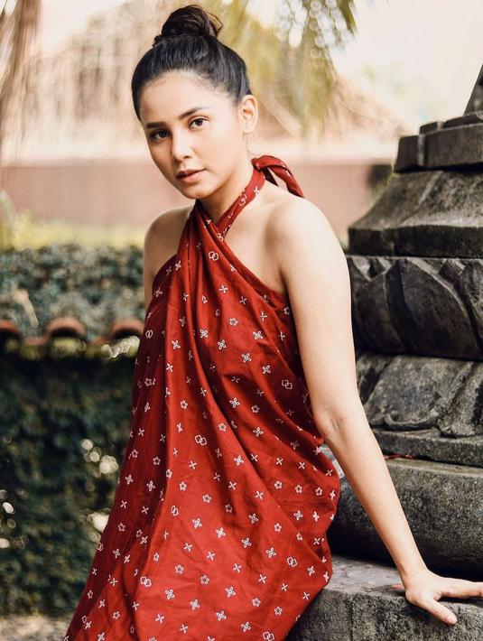 Sebagai wanita berdarah Batak, Yunita mengaku bangga dan senang ketika mengenakan kain nusantara. Dengan mengenakan kain nusantara membuat para wanita tampil makin anggun. (Liputan6.com/IG/yunitasiregar)