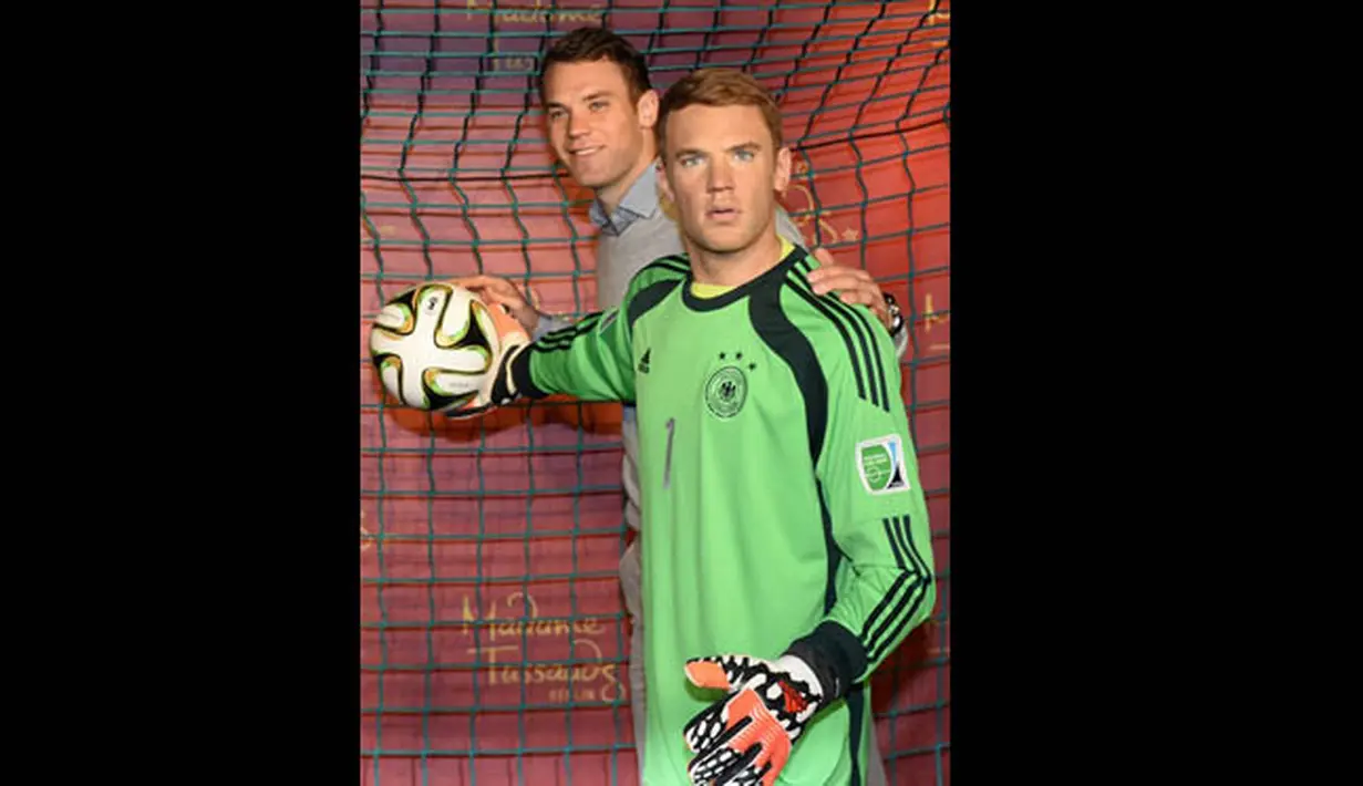 Manuel Neuer yang merupakan kiper terbaik dalam Piala Dunia 2014 ini akhirnya diabadikan dalam bentuk patung lilin sesuai permintaan para pengunjung Museum Madame Tussauds, Jerman, Senin (26/1). (AFP PHOTO/Tobias SCHWARZ)