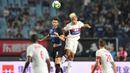 Gelandang Inter Milan, Roberto Gagliardini, duel udara dengan gelandang Lyon, Mariano Diaz, pada laga International Champions Cup di Nanjing Olympic Sports Center, Jiangsu, Senin (24/7/2017). Inter Milan menang 1-0 atas Lyon. (AFP)