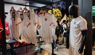 Kelme merilis jersey tandang Timnas Indonesia yang baru dengan warna putih. (Liputan6.com/Dimas Ramadhan Wicaksana)