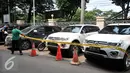 Barang bukti sejumlah kendaraan diamankan satuan Ditnarkoba Bareskrim Polri, Jakarta, Senin (18/1). Ditnarkoba berhasil mengamankan barang bukti shabu sebanyak 10kg dan 100 butir ecstasy. (Liputan6.com/Yoppy Renato)