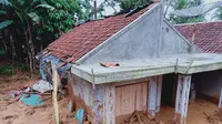 Salah satu rumah warga yang rusak akibat bencana banjir dan longsor yang melanda Kecamatan Sukajaya, Kabupaten Bogor, Jawa Barat pada 1 Januari 2020. (Liputan6.com/Achmad Sudarno)