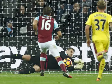 Kiper Burnley, Tom Heaton menjadi yang teratas sebagai penjaga gawang dengan penyelamatan terbanyak yaitu 77 kali mengamankan gawang hingga pekan ke-17 Premier League. (Reuters/Eddie Keogh)