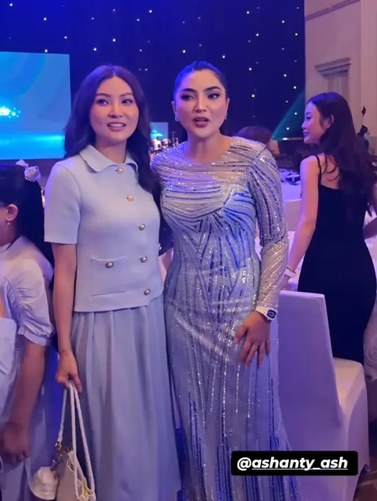 Sarwendah hadir mengenakan setelan baby blue, dari atasan kemeja lengan pendek berkancing depan dan dua kantung dipadukan midi skirt warna senada. [@sarwendah29]