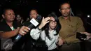 Mantan penyanyi latar, Fransisca Insani Rahesti keluar dari gedung KPK, Jakarta, Selasa (27/10/2015). Fransisca menghindari wartawan usai diperiksa KPK. (Liputan6.com/Helmi Afandi) 
