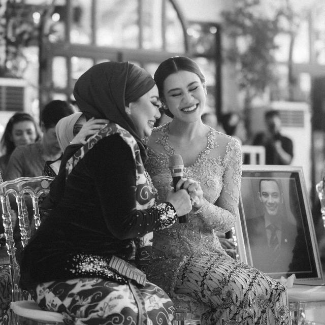 6 Potret Aaliyah Massaid 'Ditemani' Adjie Massaid di Momen Lamaran, Penuh Haru