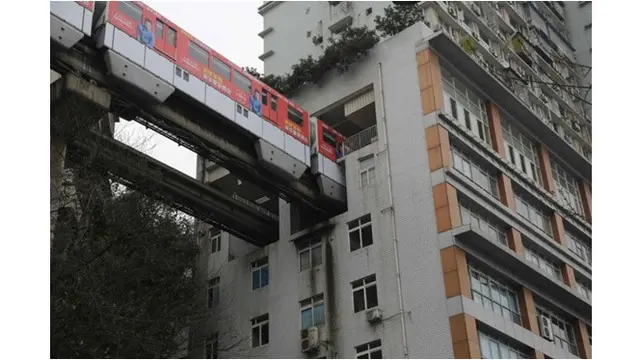 Kereta Api Ini Melewati Bagian Tengah Gedung Apartemen 19 Lantai, Menakjubkan