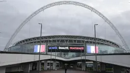 Moto dari negara Prancis, "Liberte, Egalite, Fraternite" terpasang di Stadion Wembley, Inggris, Senin (16/11/2015). (Action Images via Reuters/Henry Browne)