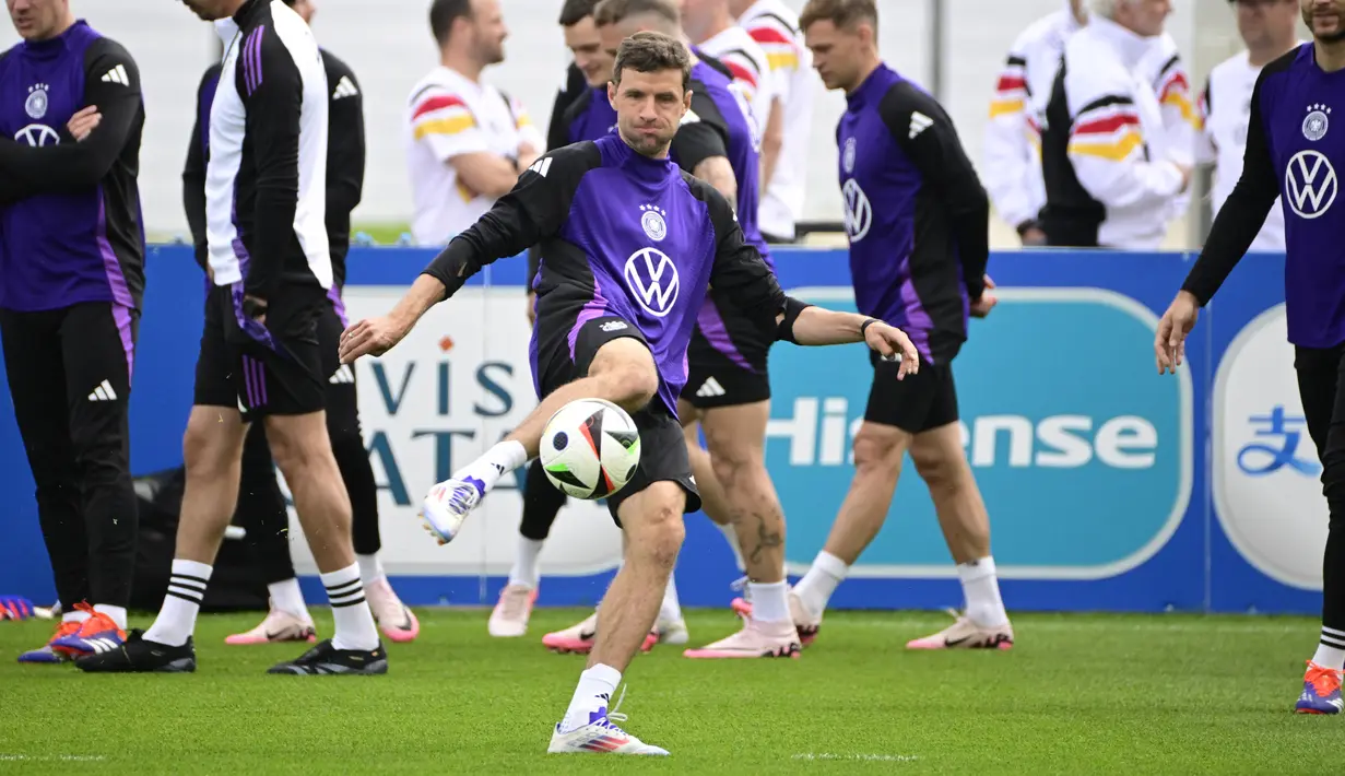 <p>Penyerang Jerman Thomas Mueller (tengah) mengambil bagian dalam sesi latihan tim nasional Jerman menjelang turnamen EURO 2024 di Herzogenaurach, Bavaria, Rabu (12/6/2024). (Tobias SCHWARZ / AFP)</p>