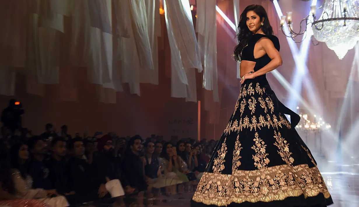 Aktris Bollywood Katrina Kaif berpose di atas catwalk selama mengenakan busana perancang Manish Malhotra di Lakme Fashion Week (LFW) Winter Festive 2019 di Mumbai (20/8/2019). (AFP Photo/Sujit Jaiswal)