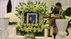 Musisi Jazz Ireng Maulana Meninggal dunia pada minggu dini hari, Jakarta, Minggu (6/3/2016).Ia Meninggal disebabkan sakit jantung (Liputan6.com/Herman Zakharia)