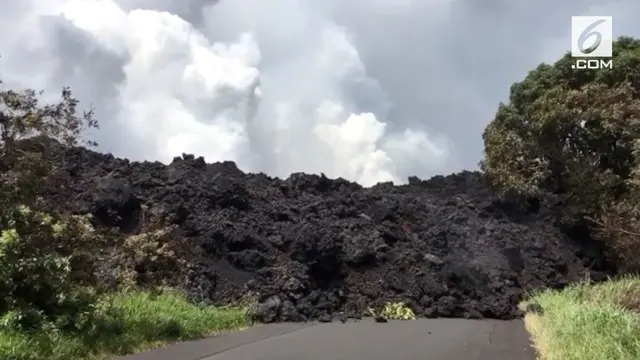 Letusan Gunung Kilauea di Hawai terus berdampak pada lingkungan sekitar. Lava dari letusan gunung mengalir dan menghambat jalan raya .