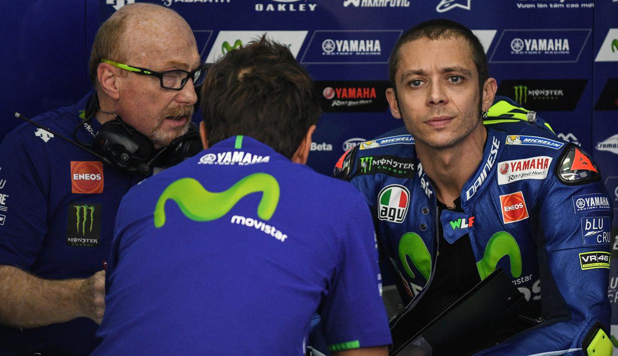 Pebalap Movistar Yamaha, Valentino Rossi, berdiskusi saat sesi latihan kedua jelang GP Malaysia di Sirkuit Sepang, Jumat (27/10/2017). Pada sesi ini pebalap Italia itu berada pada posisi keenam dengan waktu 13,071 detik. (AFP/Mohd RASFAN)