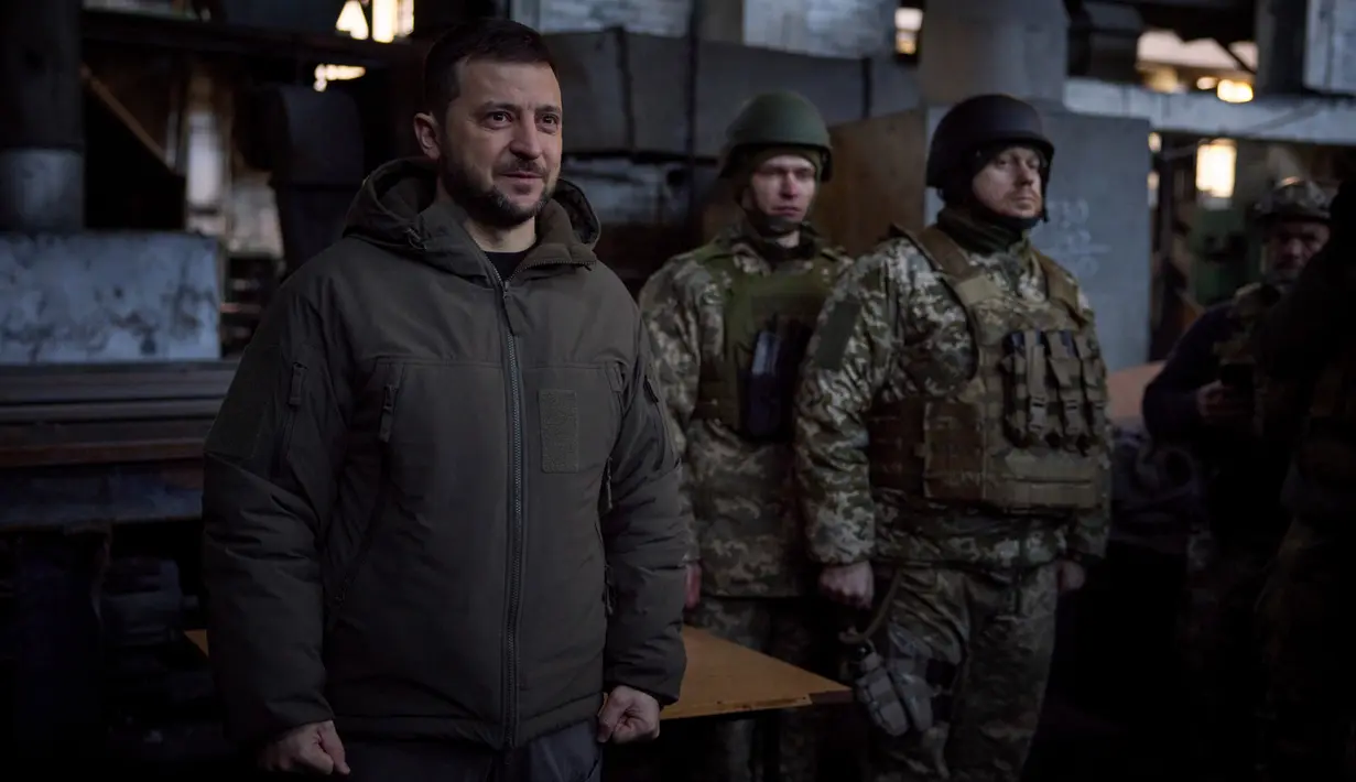 Presiden Ukraina Volodymyr Zelenskyy (kiri) berbicara kepada tentara di lokasi pertempuran terberat melawan Rusia di Bakhmut, Ukraina, 20 Desember 2022. Mengambil Bakhmut akan merusak jalur pasokan Ukraina dan membuka rute bagi pasukan Rusia untuk maju terus menuju Kramatorsk dan Sloviansk, benteng utama Ukraina di wilayah tersebut. (Ukrainian Presidential Press Office via AP)