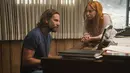 <p>Gambar yang dirilis oleh Warner Bros menunjukkan Bradley Cooper dan Lady Gaga dalam adegan film "A Star is Born." A Star is Born merupakan film drama musikal yang mengisahkan siklus ketenaran di dunia musik AS. (Neal Preston/Warner Bros via AP)</p>