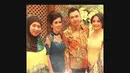 Kebahagiaan tengah dirasakan pasangan Raffi Ahmad dan Nagita Slavina. Sabtu (09/08/14) Raffi memboyong keluarganya melamar kekasihnya itu (Instagram)