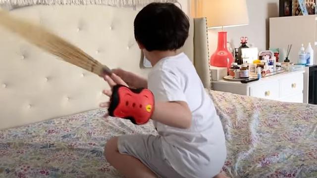 6 Potret Rafathar Bersih-bersih Kamar Sendiri, Dididik Mandiri dan Tak Manja