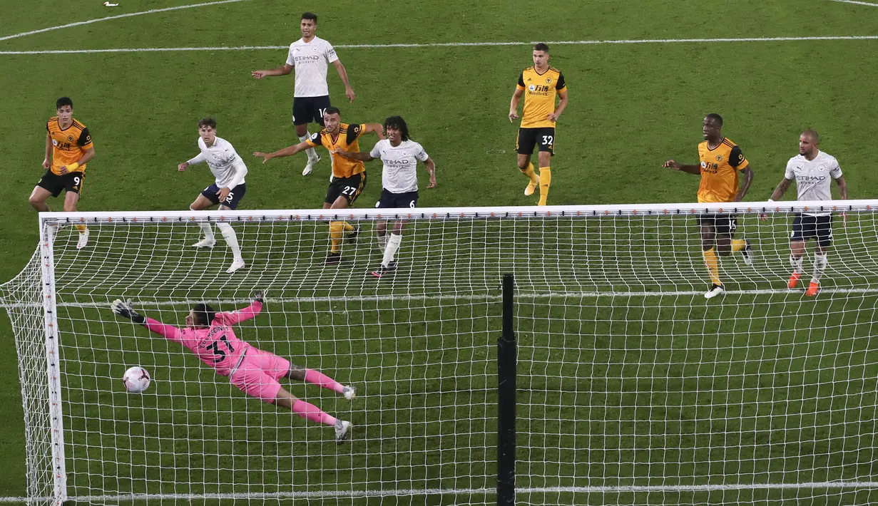 Pemain Wolverhampton Wanderers Raul Jimenez (kiri) mencetak gol ke gawang Manchester City pada pertandingan Liga Premier Inggris di Stadion Molineux, Wolverhampton, Inggris, Senin (21/9/2020). The Citizens sukses menjinakkan tuan rumah dengan skor 3-1. (Nick Potts/Pool via AP)
