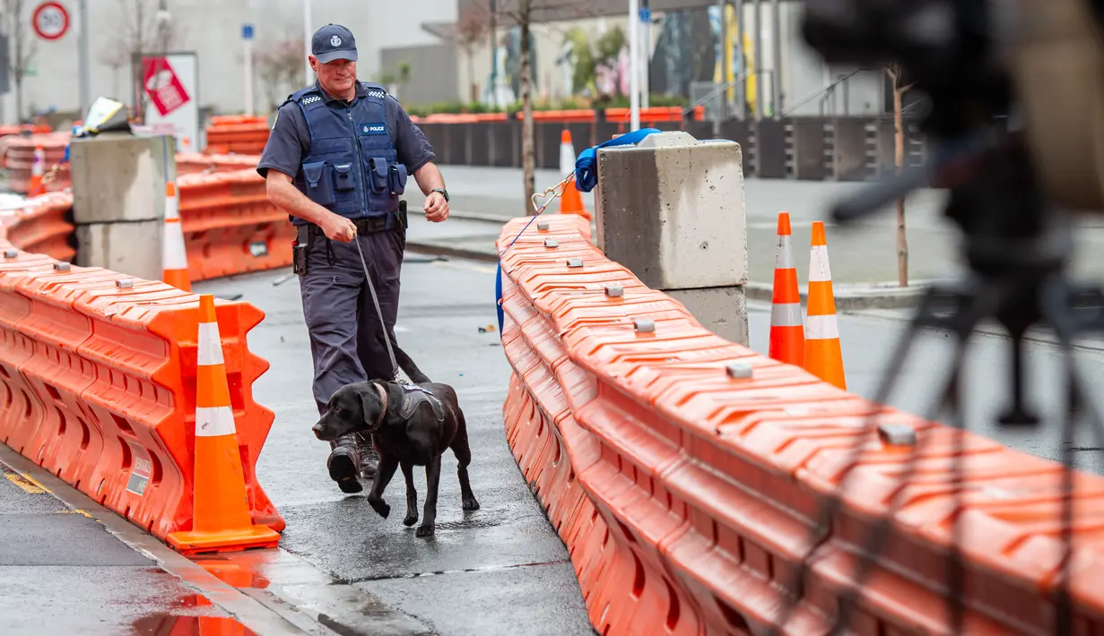 Polisi berjaga di luar pengadilan di Christchurch, Selandia Baru, 24 Agustus 2020. Pengadilan Tinggi di Christchurch memulai sidang putusan terhadap pelaku penembakan di masjid Christchurch.(Xinhua/Zhu Qiping)