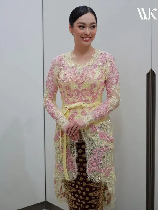 Kebaya dengan tema Mugunghwa Flowers tersebut, hadir dengan warna pink dan fresh yellow yang terinspirasi dari musim semi di Korea Selatan. Kebaya tersebut dipadukan dengan kain songket khas Palembang.